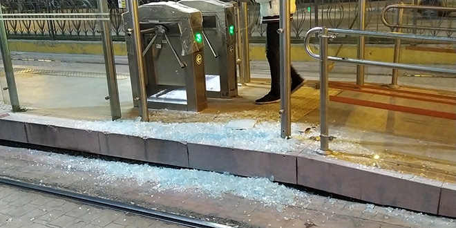 7 yaşındaki çocuk tramvay ile peron arasına sıkıştı