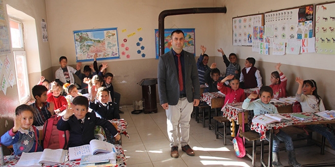 Fedakar öğretmen tüm gününü öğrencileri ile geçiriyor