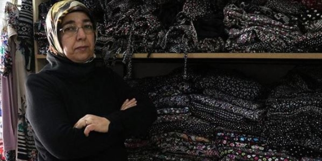Tarlada giydiği şalvarın üreticisi oldu