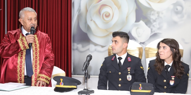 Nikahlarını askeri üniformayla kıydırdılar