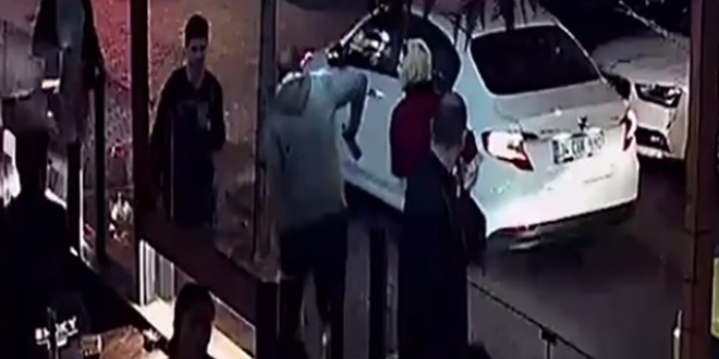 Kaldırımda yürüyen öğretmen, başka bir kadının saldırısına uğradı