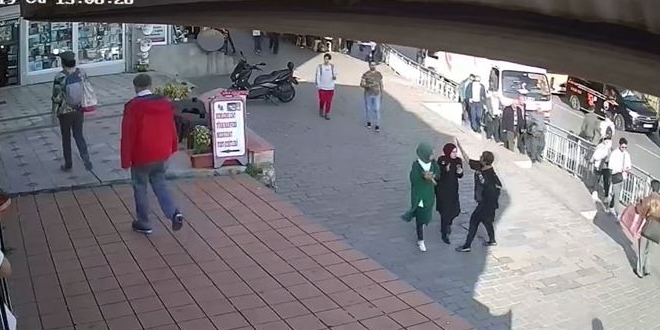 Başörtülü öğrencilere saldıran provokatör gözaltına alındı
