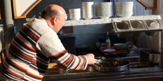 Belediye hoparlöründen öldüğü ilanını duydu