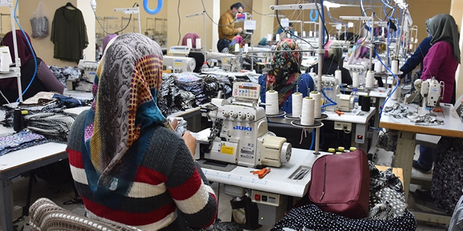 Hamur yoğuran eller dünya markasına elbise dikecek