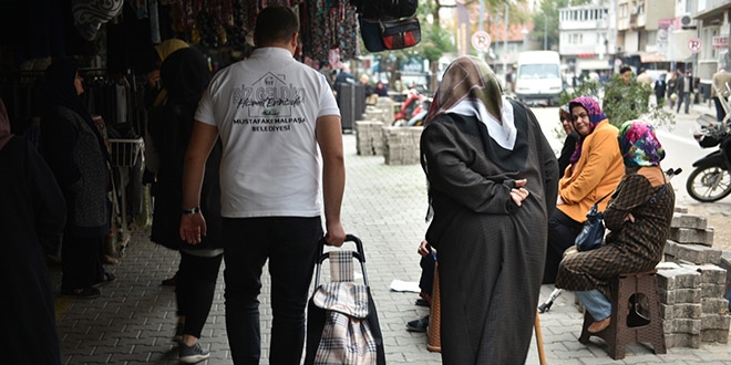 Belediye ekipleri, yallarn torbalarn tayor