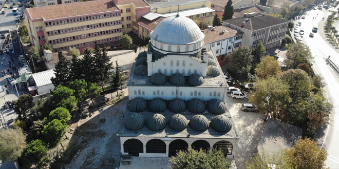 Depremde minaresi yklan cami akbetini bekliyor