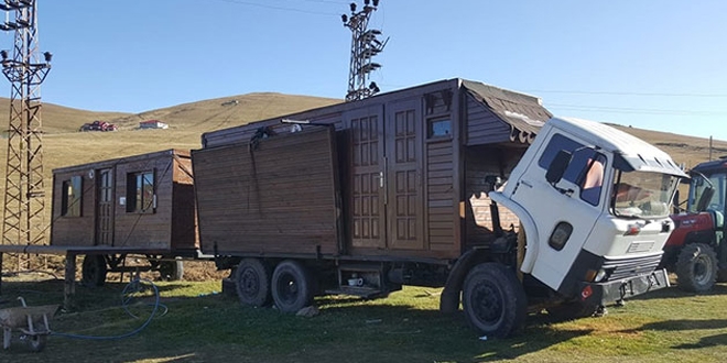 Kemal Sunal filmi gerçek oldu; ahşap evi kamyon kasasına monte etti