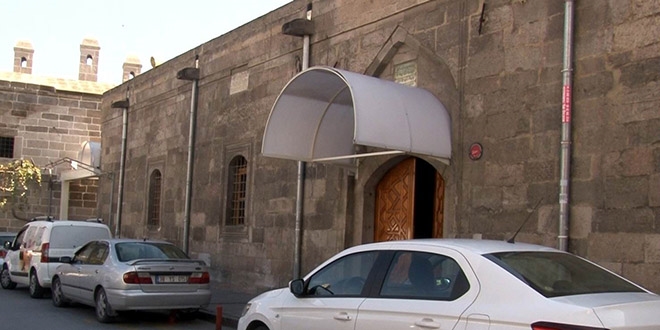 884 yıllık caminin kapı üstlerine tente yapıldı