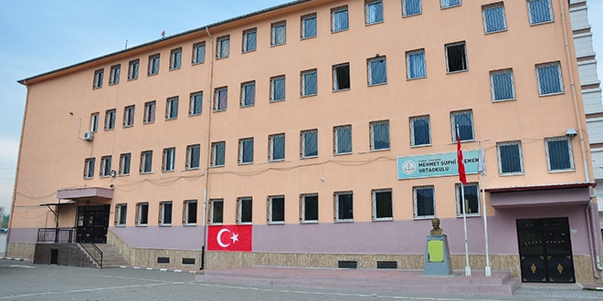 Okulun paratoner kablolarını söküp yakarken yakalandılar