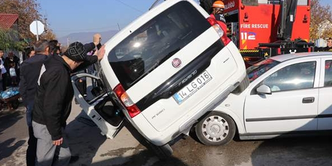Kaza yapan aracın devrilmesini çevredekiler engelledi