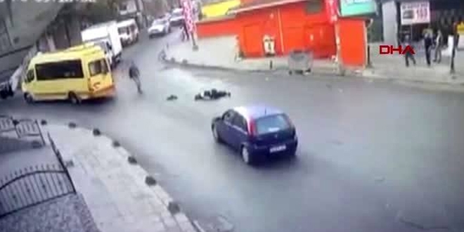 Kapısı açık ilerleyen minibüsten liseli kız düştü