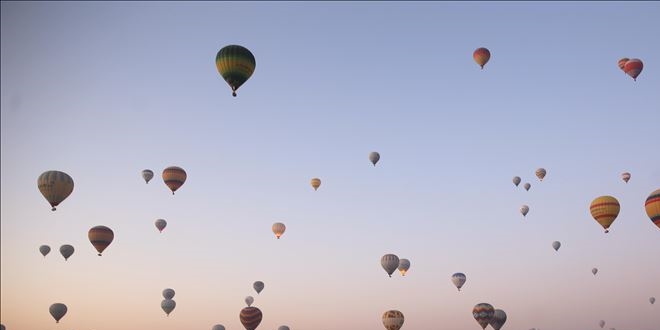 Turistler Kapadokya'yı 4 mevsim balonla keşfediyor