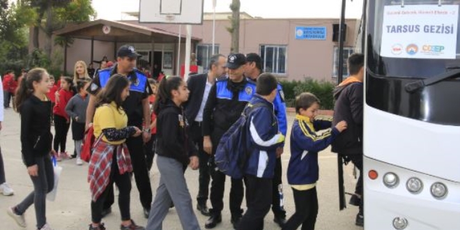 Polis, okula kazandrd ocuklar geziye gtrd
