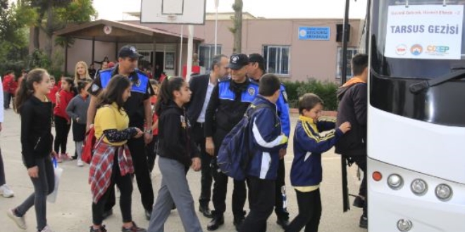 Polis, okula kazandırdığı çocukları geziye götürdü