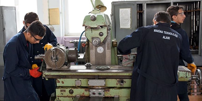 Bu okul üretimiyle fabrikaları aratmıyor