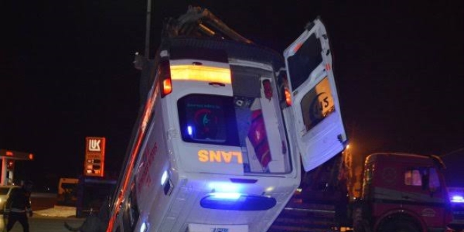 Ağrı'da hasta taşıyan ambulansla otomobil çarpıştı: 1 ölü, 9 yaralı