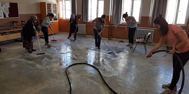 İdareciler ve öğretmenler ara tatilde okulu temizledi