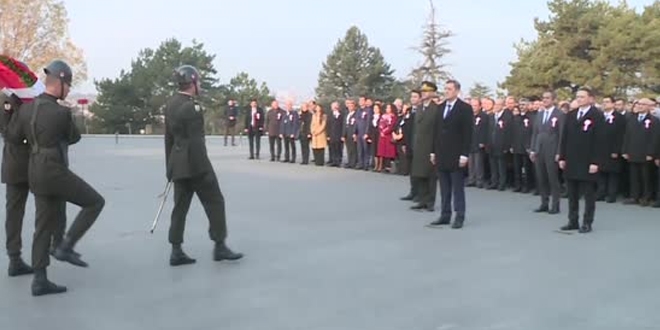 Bakan Selçuk ve öğretmenler Anıtkabir'i ziyaret etti