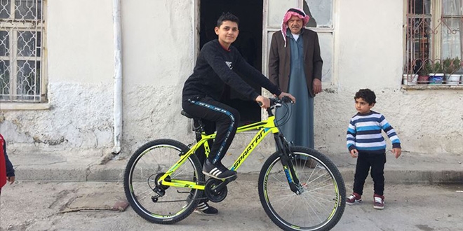 Mendil satan Suriyeli ocua 'bisiklet' srprizi