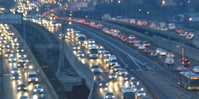 Okullar açıldı, trafik yoğunluğu başladı!