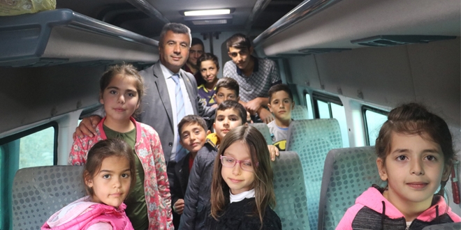 Belediye başkanı öğrenci servisinde gönüllü şoförlük yapıyor