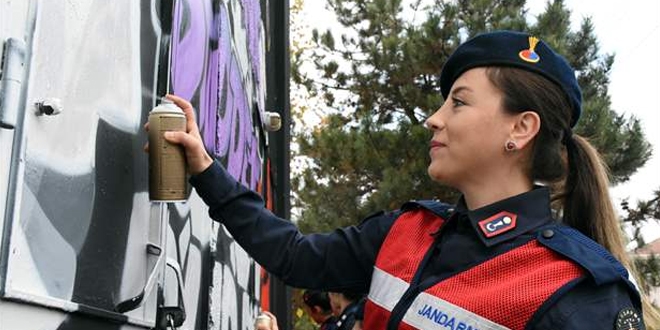 Kadın Astsubaylar'dan kadına şiddet için grafiti