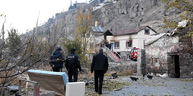 Kiracısının oturduğu evini ateşe verip kayalıklara çıktı