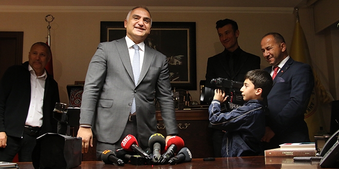 Bakan Ersoy, 11 yaşındaki Abdulselam'a kamera hediye etti