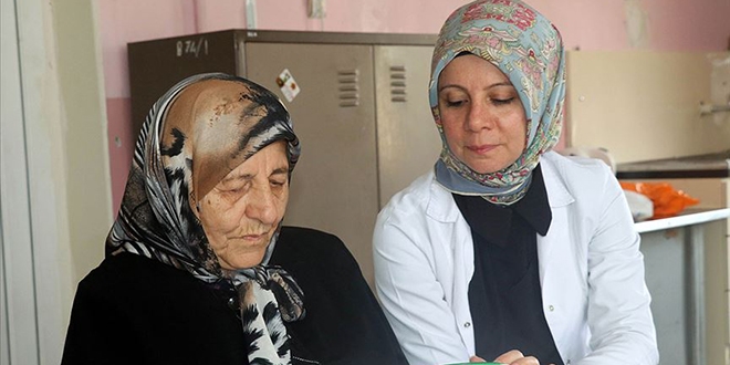 Halk eğitim merkezinin 84 yaşındaki öğrencisi: Nazmiye nine
