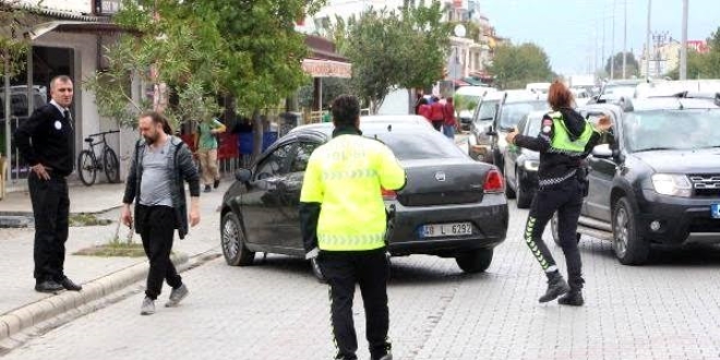 Okul önündeki yaya geçidinde öğrenciye otomobil çarptı