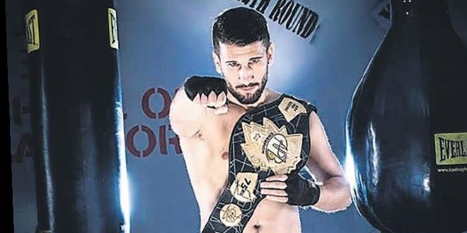Milli boksör Survivor Adem, polisin kafasında cam şişe kırdı