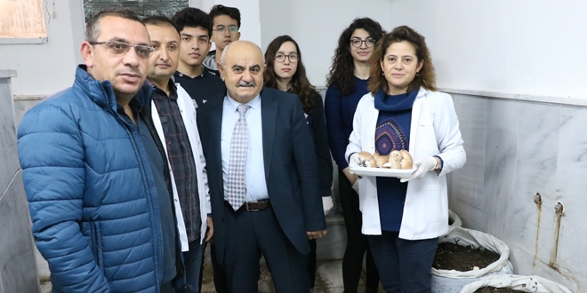 Arkadaşlarının eğitimine destek olmak için okulda mantar üretiyorlar