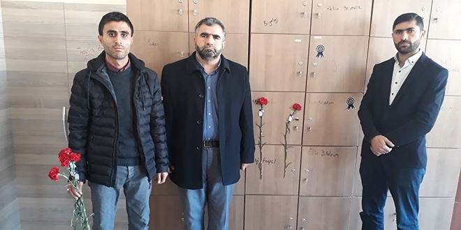 Hayatını kaybeden öğretmenin dolabına karanfil asıldı
