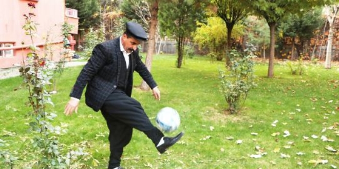 Şalvarlı teknik direktör sosyal medyada ilgi odağı oldu