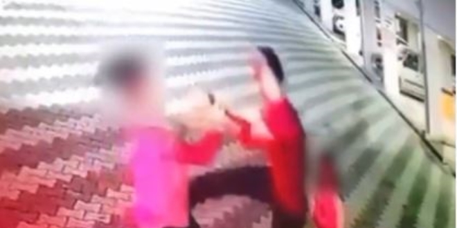 Kardiyolog boşandığı eşini, kızının yanında darp etti