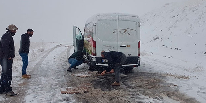 O ile mevsimin ilk karı yağdı, sürücüler hazırlıksız yakalandı