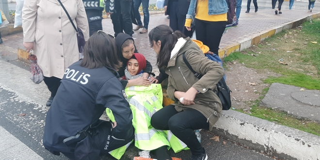 Polis memuru yerde yatan yaralıyı montuyla ısıttı