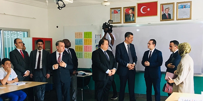 Bakan Selçuk'tan Türkiye Maarif Vakfı okuluna ziyaret