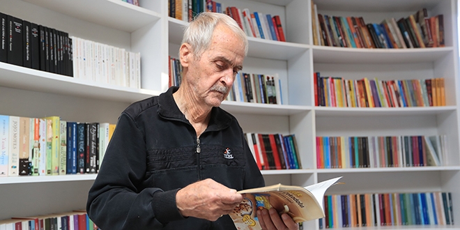 79 yaşındaki adam 11 ayda 72 kitap okudu