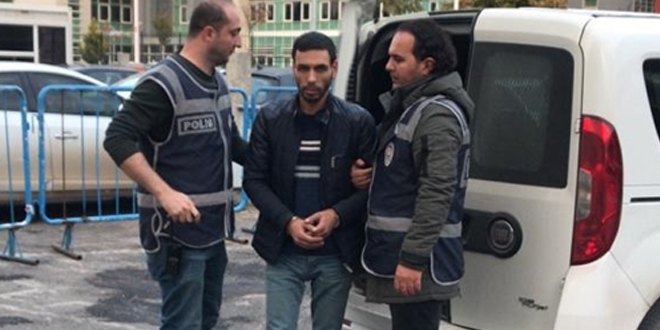 Sokak ortasında eşini tekme tokat döven koca yakalandı