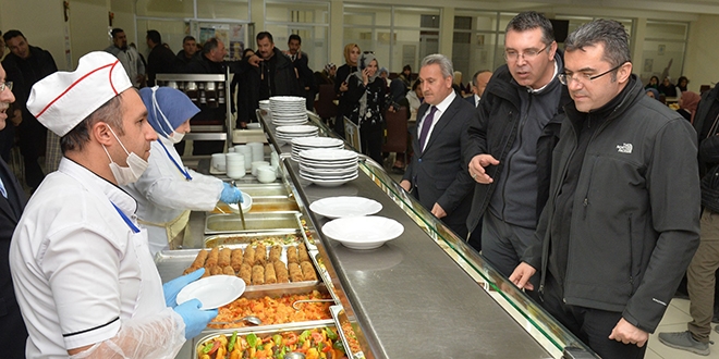 Vali Memiş, kız yurduna misafir oldu