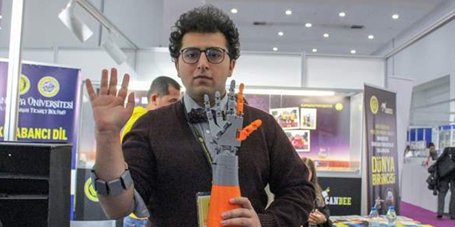 Genç mucit yapay zeka destekli protez kol yaptı