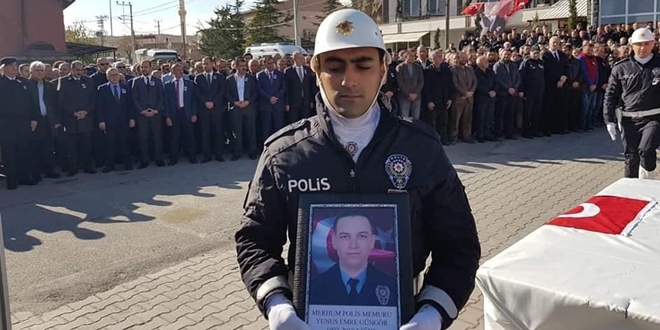 Trafik kazasında ölen polis memuru toprağa verildi