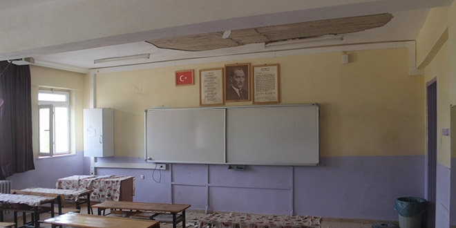 Sınıfın tavanı çöktü... Öğrenciler son anda kurtuldu
