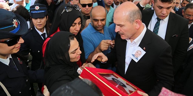 Bakan Soylu şehit Taha Uluçay'ın ailesini ziyaret etti