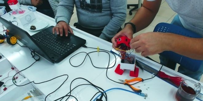 Köy okullarına çizgi izleyen robot hediye edildi