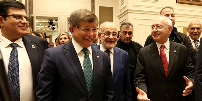 Davutoğlu, iki isimle aynı karede