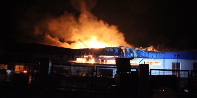 Otomotiv yan sanayi fabrikasndaki yangn devam ediyor