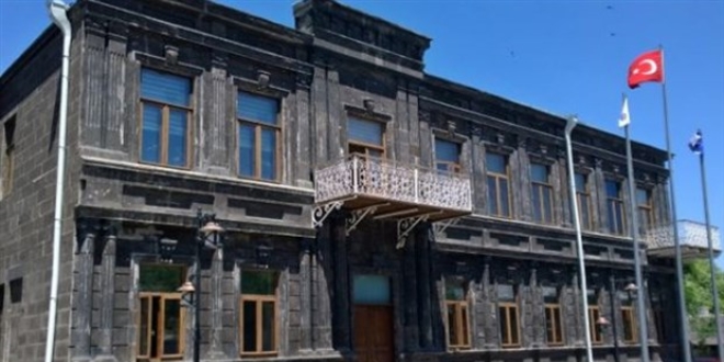 Kars Belediyesi'nin banka hesaplarına haciz geldi