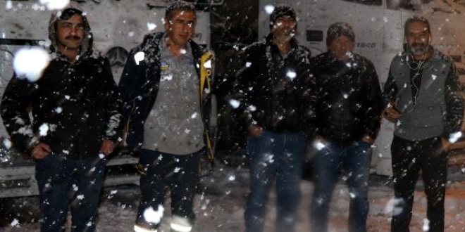 Erzincan'da ulaşıma kar ve tipi engeli